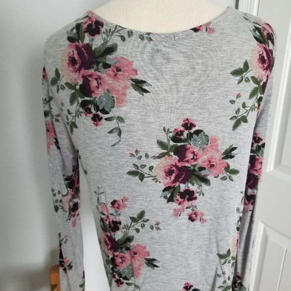 🌸Floral long sleeve top - Picture 2 of 5